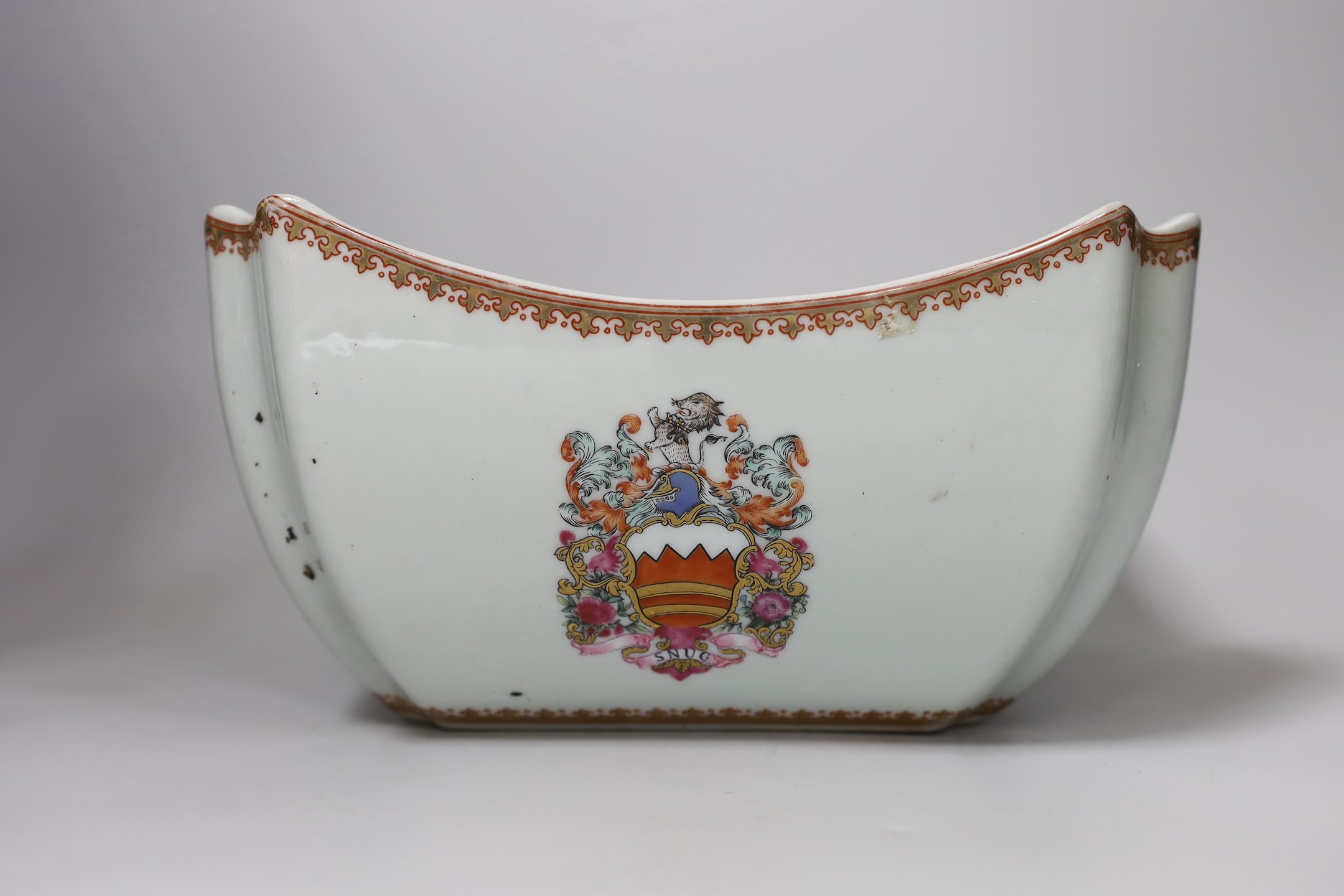 A Chinese style armorial bowl, pair of Chinese clobbered vases and a blue and white plate